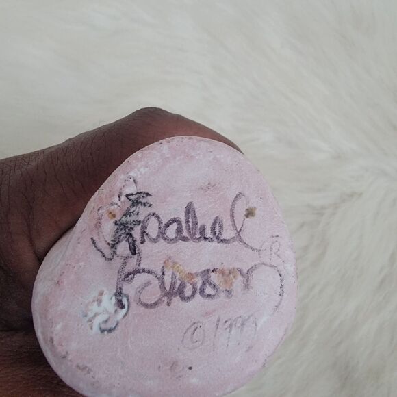 vintage ISABEL BLOOM Signed Angel with Gift 1999  5.5 Inches - Picture 3 of 3